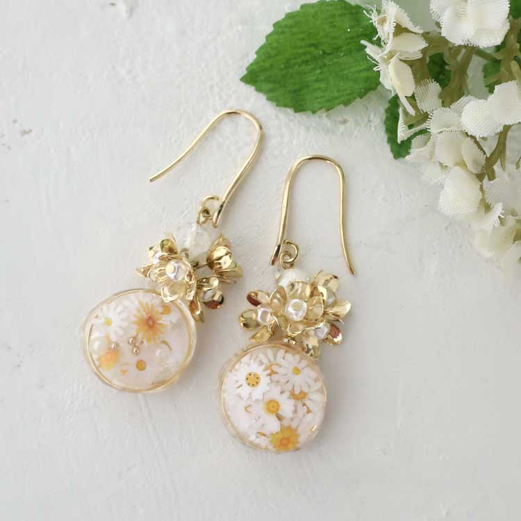 レジンで作る ホワイトマーガレットとメタルフラワーのピアス | ビーズ