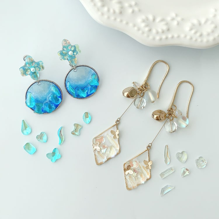 #125 ハンドメイドピアス　イヤリング　レジン　パープル×オーロラ　プラ板 レジンで作る ストーンアソートのオーロラアクセサリー | ビーズ