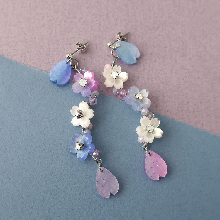 アクリルフラワーの夜桜ピアス | ビーズ・パーツなどのハンドメイド