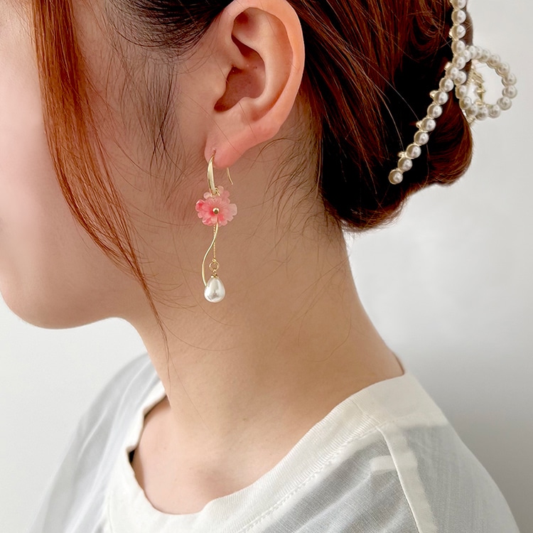 プラスチックフラワーのピアス | ビーズ・パーツなどのハンドメイド