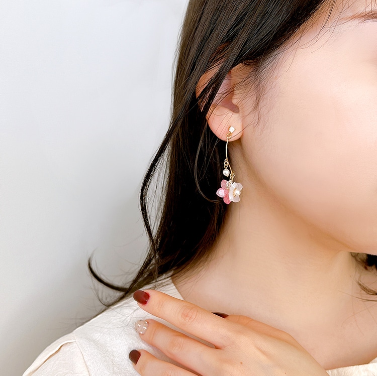 4弁プラスチックフラワーのピアス | ビーズ・パーツなどのハンドメイド