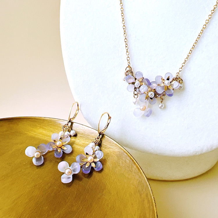 アクリルフラワーのネックレスとピアス | ビーズ・パーツなどの