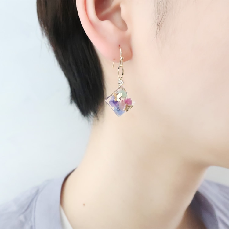 小さな蝶々のボタニカルピアス | ビーズ・パーツなどのハンドメイド
