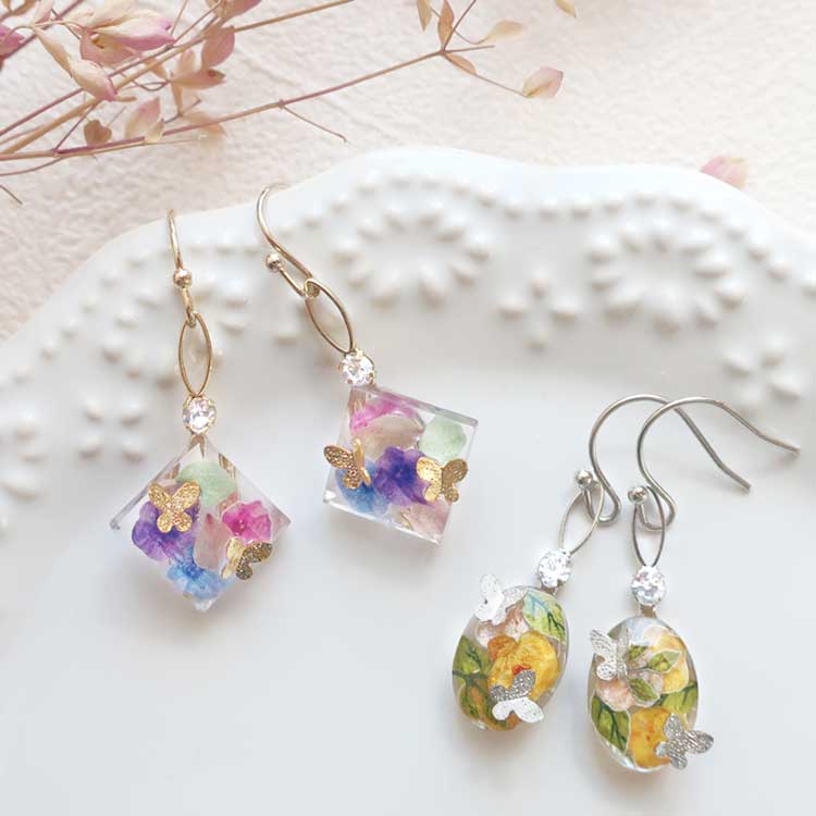 小さな蝶々のボタニカルピアス | ビーズ・パーツなどのハンドメイド