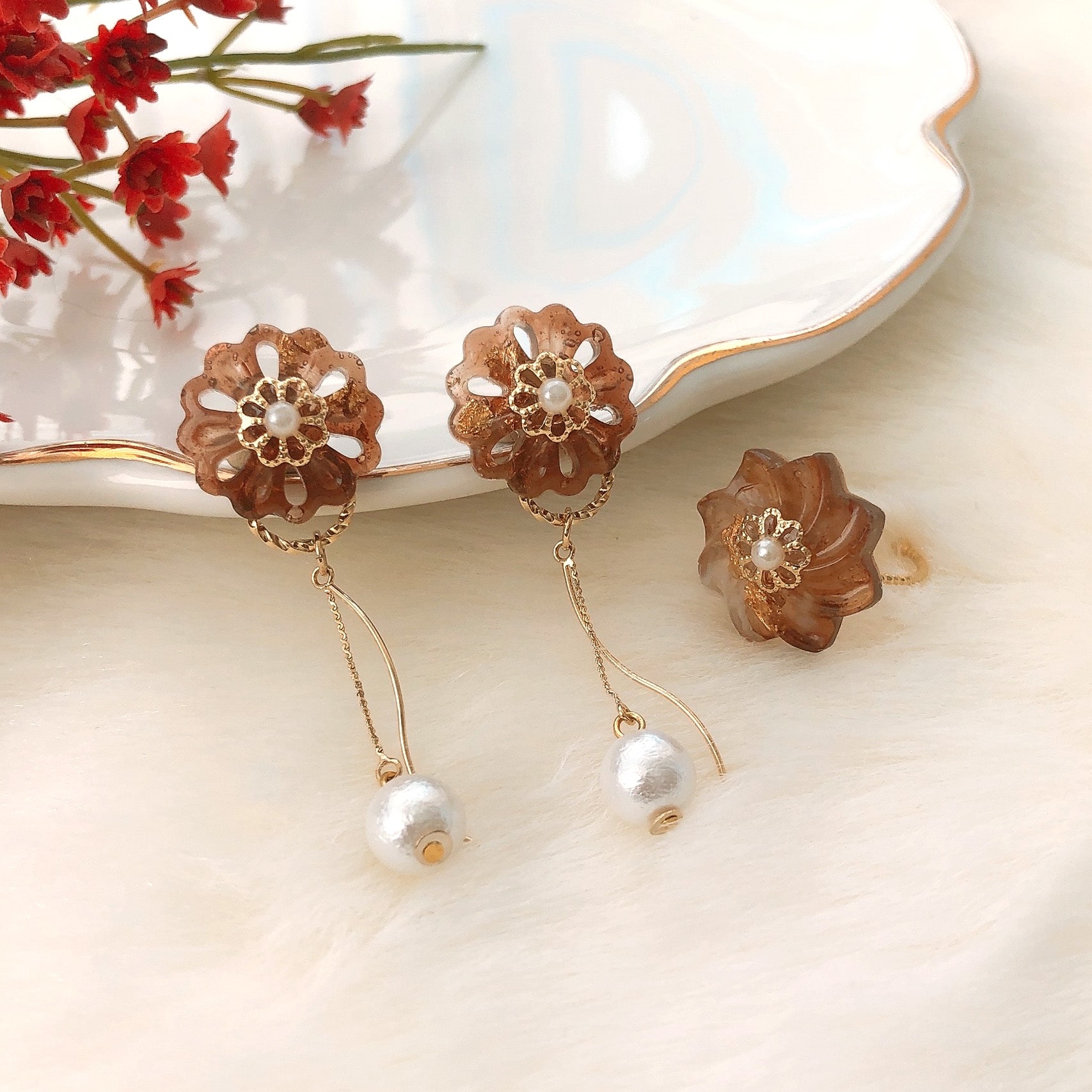 レジンで作る ヴィンテージボタン風アクセサリー | ビーズ・パーツなど