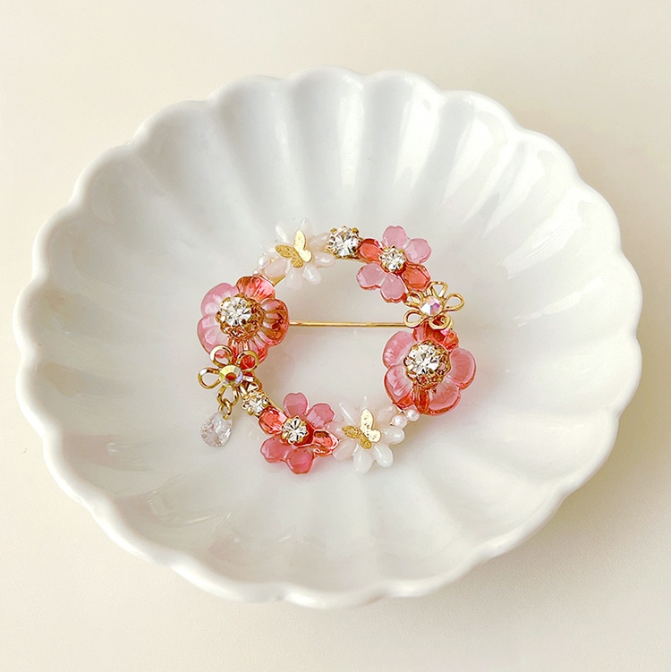 レジンで作る お花ブローチ | ビーズ・パーツなどのハンドメイドパーツ